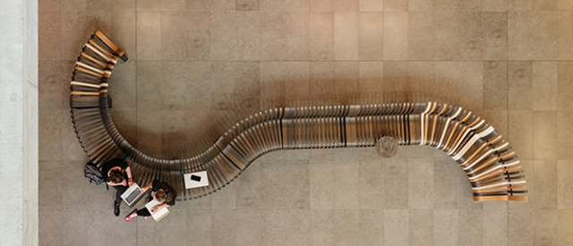 Personnes assises sur un banc avec ordinateur