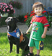 Les chiens-guides de la fondation MIRA sont bien connus pour changer la vie de plusieurs personnes non voyantes. Désormais, des chiens accompagnateurs jouent maintenant un rôle important pour aider les familles d'enfants autistes.