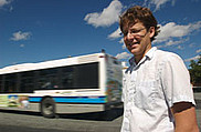 Le professeur Alexandre Blais, du Département de physique, a imaginé le 1er&nbsp;bus quantique.