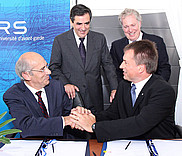 Le recteur Bruno-Marie Béchard et le représentant du CNRS français François Guillon se réjouissent de la création du nouveau laboratoire, confirmée par les premiers ministres François Fillon et Jean Charest. 