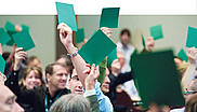 Réunis en petits groupes, les participants au Forum pouvaient notamment exprimer leur opinion en brandissant des cartons colorés.