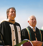 Le recteur Bruno-Marie BÃ©chard et le docteur d'honneur Alain Lemaire