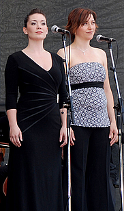 Les cantatrices Marianne Lambert et France Caya durant le rituel dâ€™investiture.