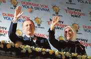 Le premier ministre turc Recep Tayyip Erdogan et sa femme Emine, saluant leurs supporteurs le 22 juillet 2007.