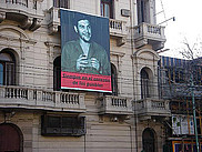 L'image du rÃ©volutionnaire Che Guevara, mÃ©decin originaire d'Argentine, demeure Â«toujours dans le cÅ“ur des peuplesÂ», indique cette affiche.