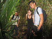 Bruce, Emilie et Toren regardent une araignÃ©e dans la jungle.