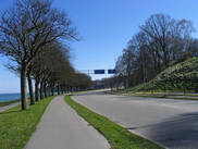 Route menant à Moesgaard Strand. On y voit bien le partage de la route&nbsp;: le trottoir piétonnier, la voie cyclable et la chaussée.