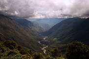 Des montagnes Ã&nbsp; la selva, route serpentant vers Quillabamba.