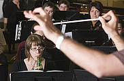 L'Ensemble à vents de Sherbrooke utilise des bouteilles en guise d'instruments plus inusités.