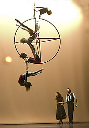 Le cirque Éloize a suscité surprise et émerveillement chez les participants à la fête du Nouvel An.