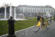 La place Jean-Jaurès, avec ses grandes fontaines, un espace vert situé en face de l'hôtel de ville.
