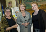 Les professeures Suzanne Garon et Marie Beaulieu entourent la ministre Marguerite Blais, lors de la confirmation du projet le 28 août.