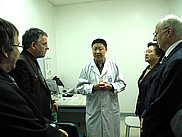 Des représentants de l'UdeS, dont le directeur de l'Agence des relations internationales, Mario Laforest, et le doyen de la Faculté de médecine et des sciences de la santé, Réjean Hébert, ont pris part à la tournée dans la province du Sichuan.
