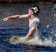 Malgré les vents défavorables, Jérôme Couture a vaincu le Memphrémagog pour une seconde fois. Il a terminé 14e lors de ce marathon de nage.