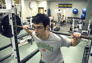 La musculation compte parmi la centaine d'activités physiques offertes au Centre sportif.