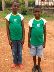 Deux jeunes garçons revêtent fièrement les couleurs de l'UdeS.