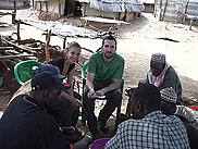 Julie Lafortune et Jasmin Théroux avec des villageois de l'est du Sénégal.