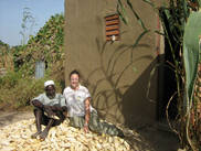 Catherine Dorval prend une pause bien méritée avec un villageois de Kombouari au Burkina Faso, où elle a donné un coup de main aux travaux des champs.