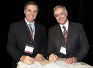 Pierre Samson, président du conseil de l'Ordre des CGA du Québec, et Roger Noël, doyen de la Faculté d'administration, lors de la signature du protocole d'entente entre les deux institutions.
