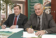 Claude Paul-Hus, président du conseil d'administration de l'Ordre des comptables en management accrédités du Québec, et Roger Noël, doyen de la Faculté d'administration.