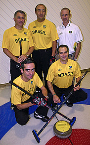 Devant : Luís Silva et Marcelo Mello. Derrière : César Santos, Celso Kossaka et l'entraîneur Marc Richard.