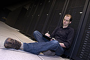 David Poulin devant le superordinateur Mammouth.