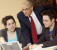 Le professeur Robert P. Kouri en compagnie d'étudiants en droit.