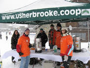 Des membres d'Ingénieurs sans frontières ont distribué du café et du chocolat chaud équitables aux skieurs.