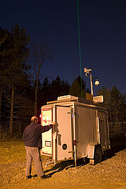 Un lidar installé tout près du mont Bellevue permet à l'équipe du professeur Norm O'Neill de scruter les particules présentes dans l'atmosphère.