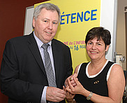 Le président de l'Ordre régional des infirmières et infirmiers de l'Estrie, Yvan Parenteau, a remis le prix Denise-Paul à Lucie Fontaine.