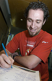 L'étudiant Louis-Bernard Jacques signe la pétition d'appui à la candidature de Sherbrooke pour la présentation des Jeux du Canada 2013.