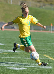L'attaquante Josée Bélanger a été sélectionnée parmi les 11 membres de la 1re équipe d'étoiles universitaires canadiennes en soccer féminin.