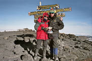 Arrivés au sommet du Kilimanjaro, Nathalie et Alexandre arborent la photo d'un groupe d'élèves de l'école Eymard.