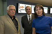 Le directeur du Département de finance, Jean-Paul Page, le doyen Roger Noël et Marie-Pierre Hillinger, du ministère des Finances du Québec.