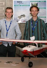 André-Claude Gendron et Pierre-Étienne Messier, deux des participants au projet MAV AutoPilot.