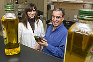 Olfa Helal, stagiaire postdoctorale à la Faculté de médecine et des sciences de la santé, et le professeur Abdelouahed Khalil étudient les effets bénéfiques de l'huile d'olive sur les maladies cardiovasculaires.