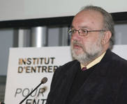 Gilles St-Pierre, directeur du Département de management de la Faculté d'administration et directeur du développement de l'Institut d'entrepreneuriat.