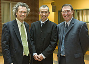 Le doyen délégué, Pierre Noël, Hughes Girardey et son directeur de thèse, Marc Dumas. 