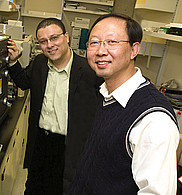 Le doctorant Abdellali Kelil et le professeur Shengrui Wang, du Département d'informatique de la Faculté des sciences.