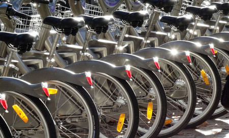 Des vélos sont alignés en rang prêts à être utilisés