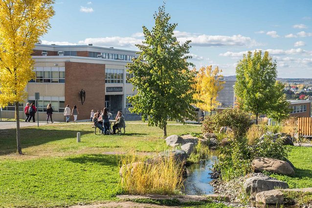 Photo du Campus de Sherbrooke où l'on voit la Faculté d'éducation